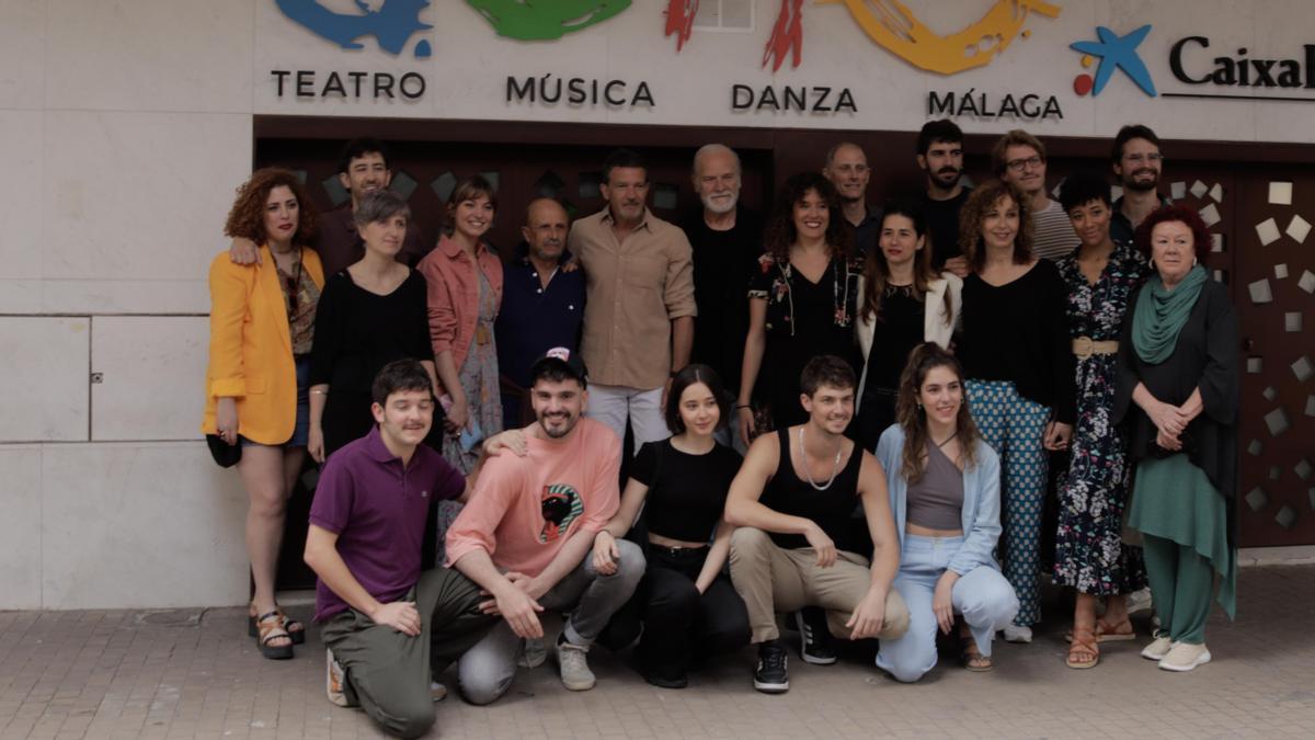 Presentación de la obra La discreta enamorada en el Teatro del Soho. En la imagen, Antonio Banderas posa con el elenco de la compañía.