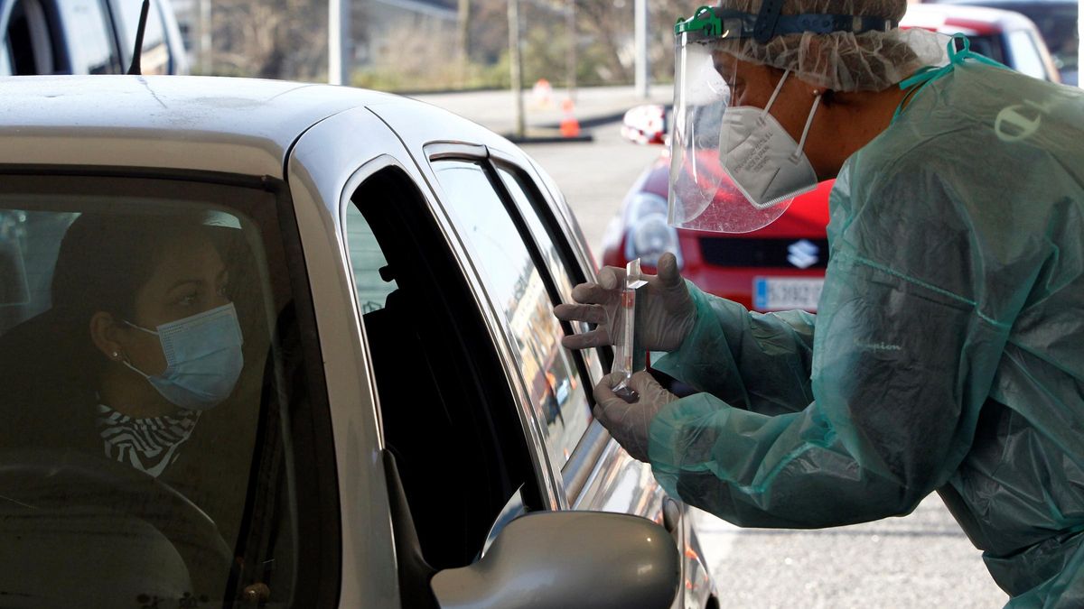 Una sanitaria realiza una PCR en Madrid.