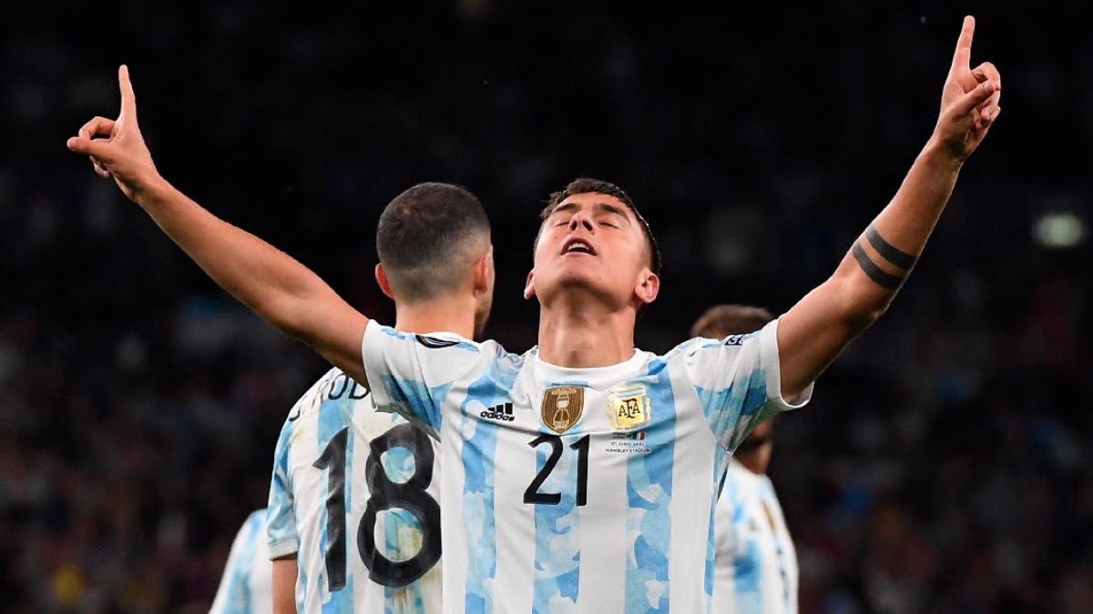 Dybala celebra un tanto con la selección