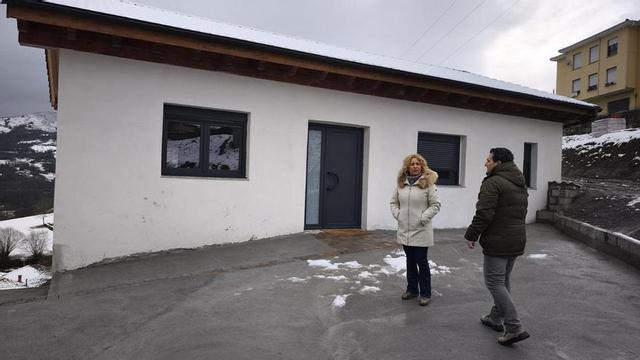 La  alcaldesa de Lena, este pasado invierno, junto al edificio rehabilitado en Zurea para que sirva temporalmente de colegio.  | LNE