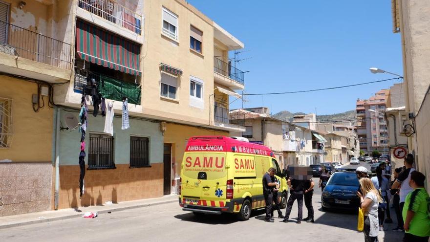 El lugar del siniestro y la ambulancia donde atendían a la víctima