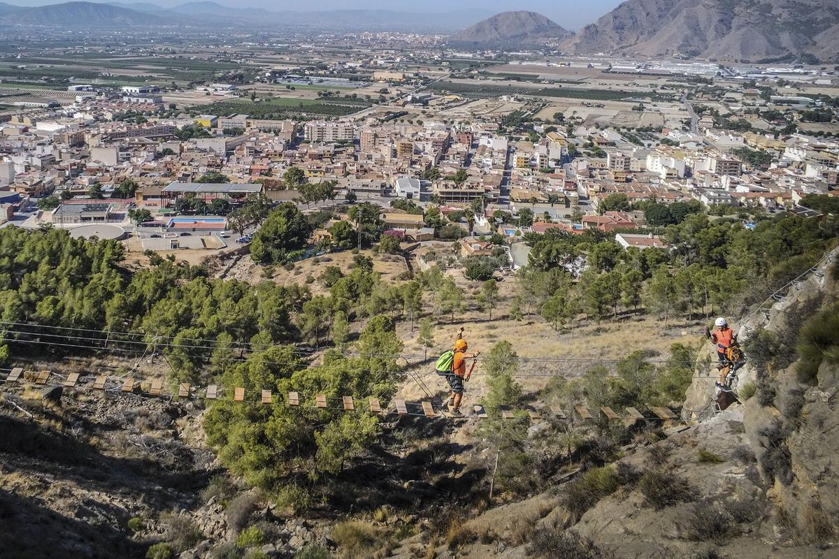Cuenta con cuatro puentes colgantes, uno de ellos a 300 metros sobre el suelo.