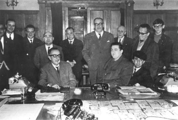 Redaccion de Faro de Vigo en la calle Colón. De izda. a dcha.: Luis Larragaña Ramos, Juan Carlos Goñi, Emilio Bermúdez, Cesáreo Sáez Uriondo, Álvaro Cunqueiro Mora Montenegro, Celso Cuíña, Ángel Barreiro, Braulio Pérez Quiroga. Sentados: Julio Sigüenza, Manuel Rodríguez Varela y Pedro Antonio Rivas