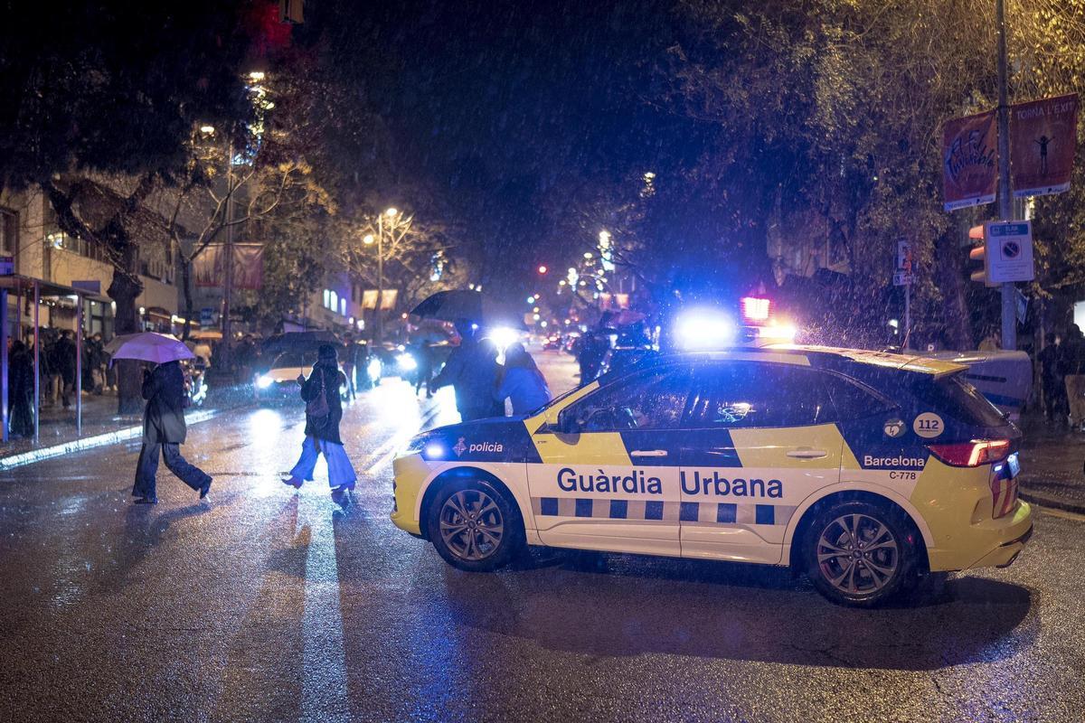 La lluvia diluye el botellón de Mandri