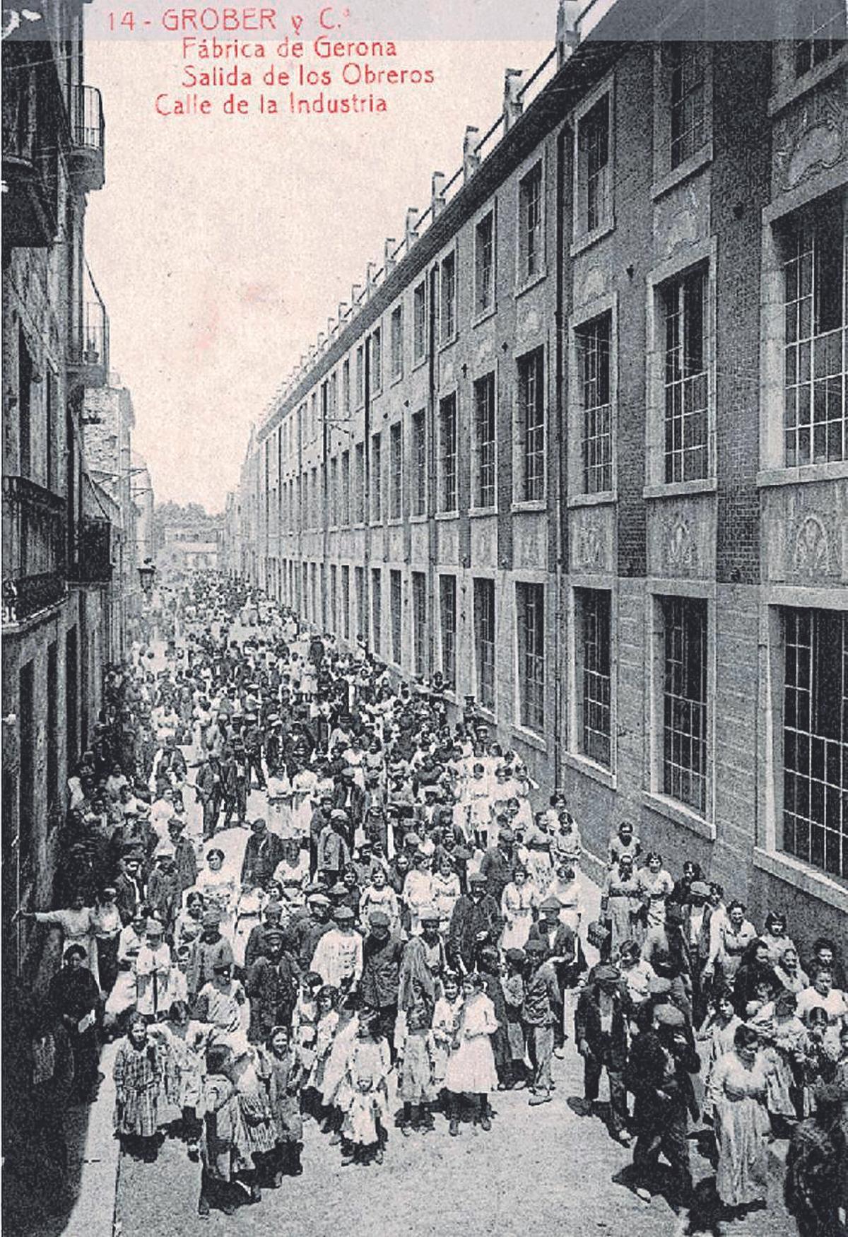 Treballadors sortint de la fàbrica Grober de Girona a la primera dècada del segle XX