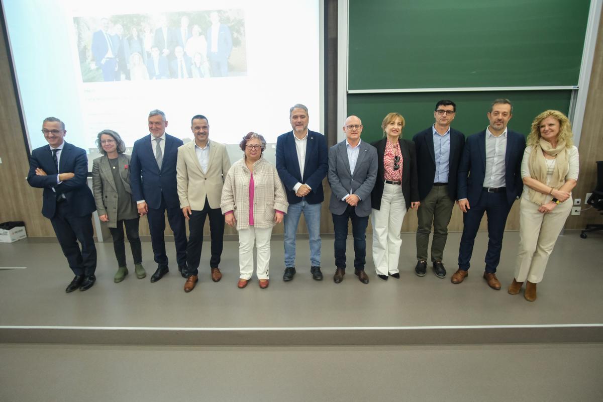 Juan José Ruiz con todos los miembros de su candidatura y que compondrán el consejo rectoral.