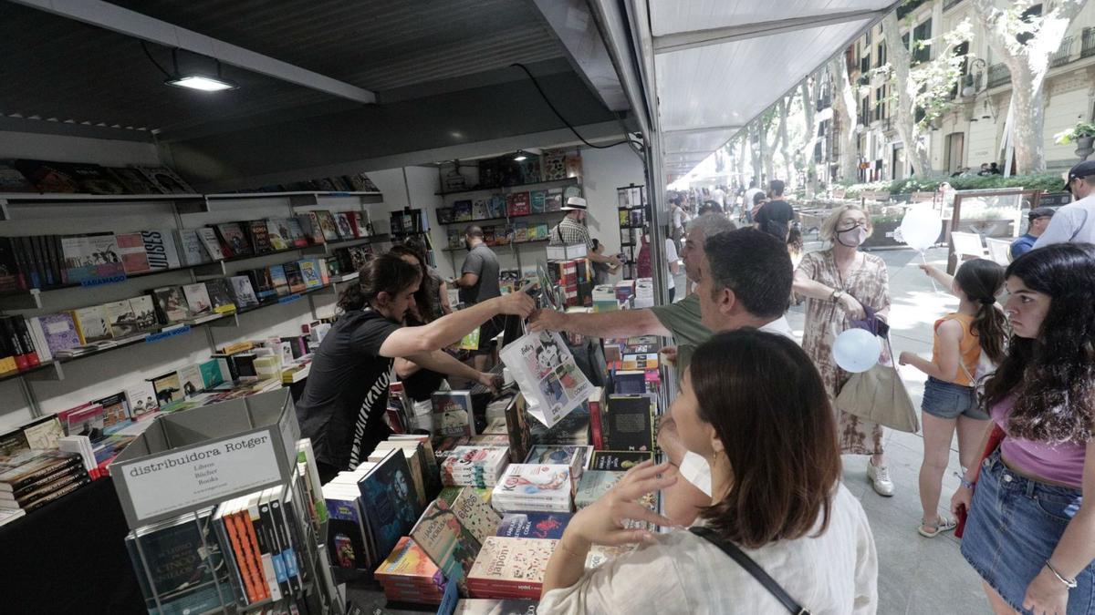 Una veintena de librerías han montado su caseta para vender libros. | MANU MIELNIEZUK