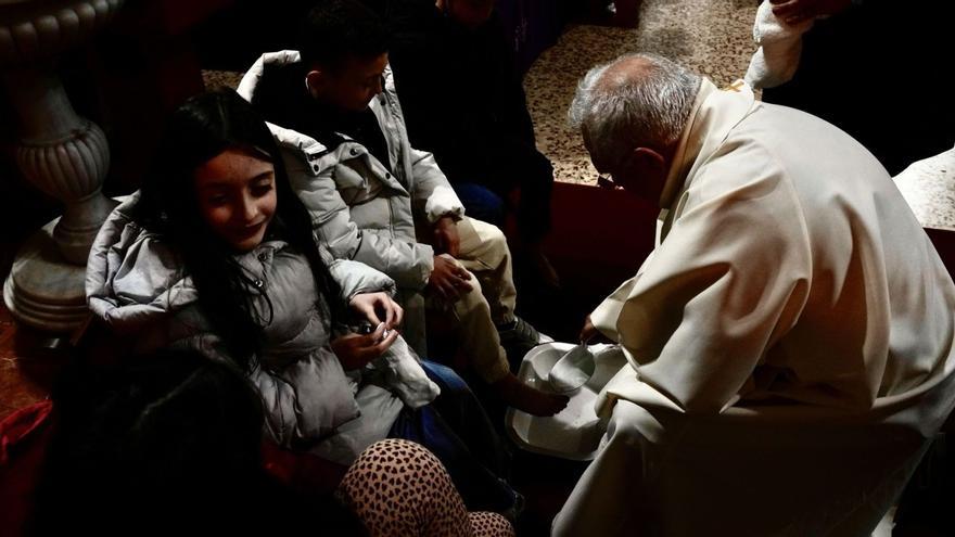 El párroco estradense, José Antonio Ortigueira, con los asistentes más jóvenes. | Bernabé