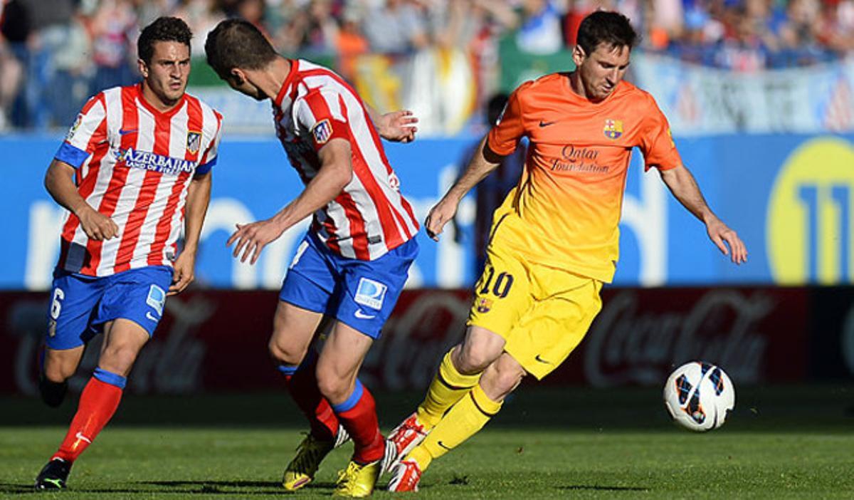 Messi esquiva Insua en un moment del partit al Calderón.
