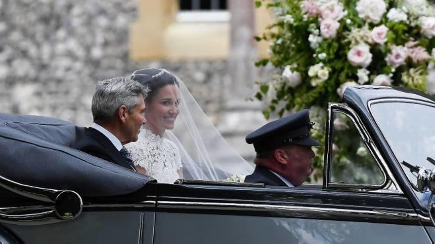 Pippa Middleton, arribant al casament amb el seu pare.