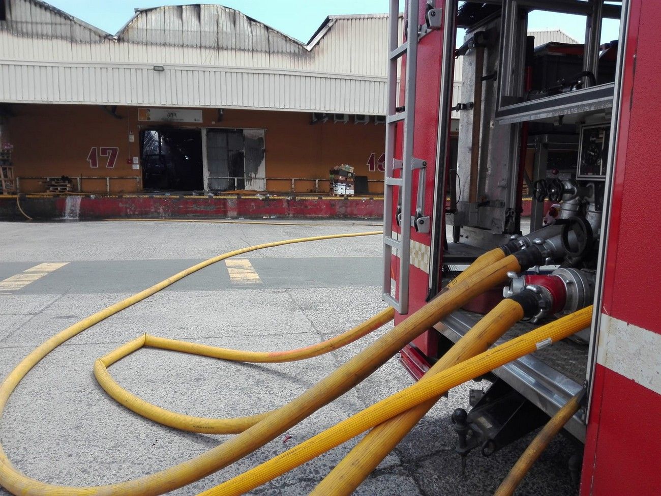 Incendio en una nave multiuso de Mercalaspalmas