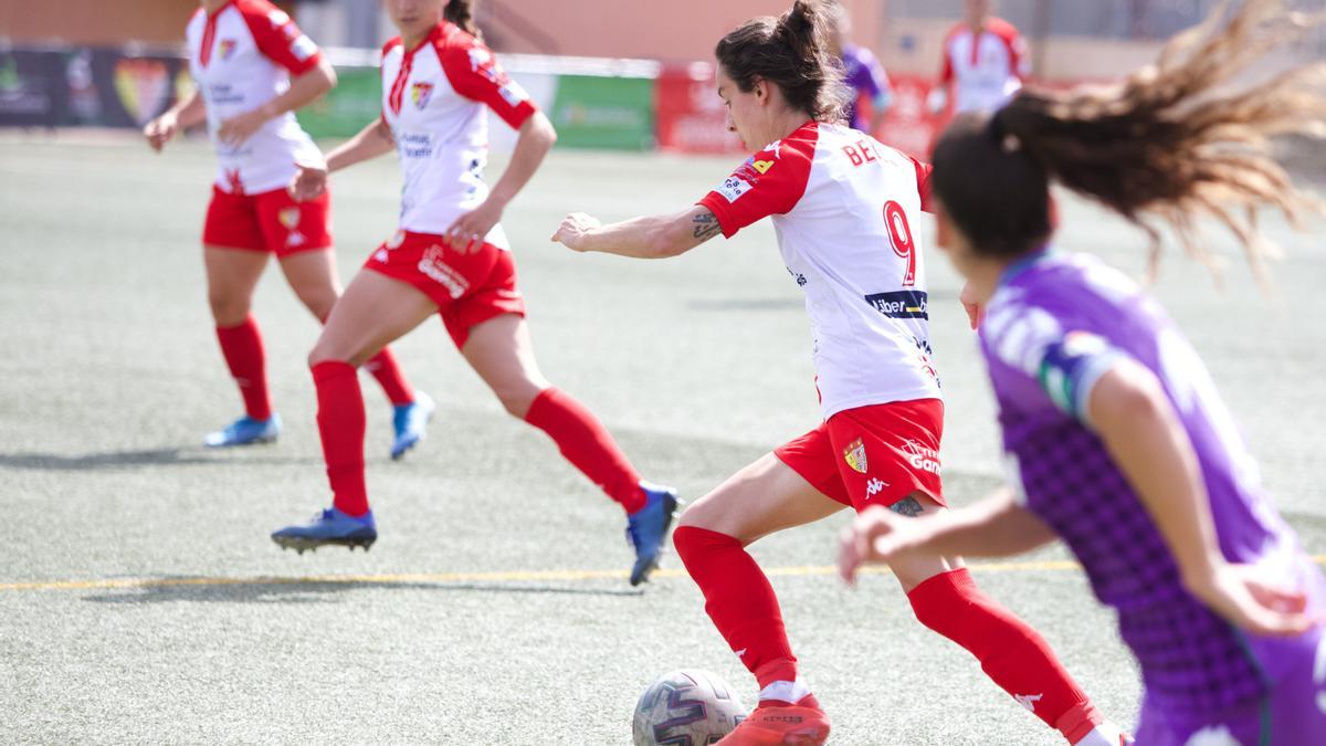 Belén, del Civitas Santa Teresa Badajoz, conduce el balón durante un partido anterior.