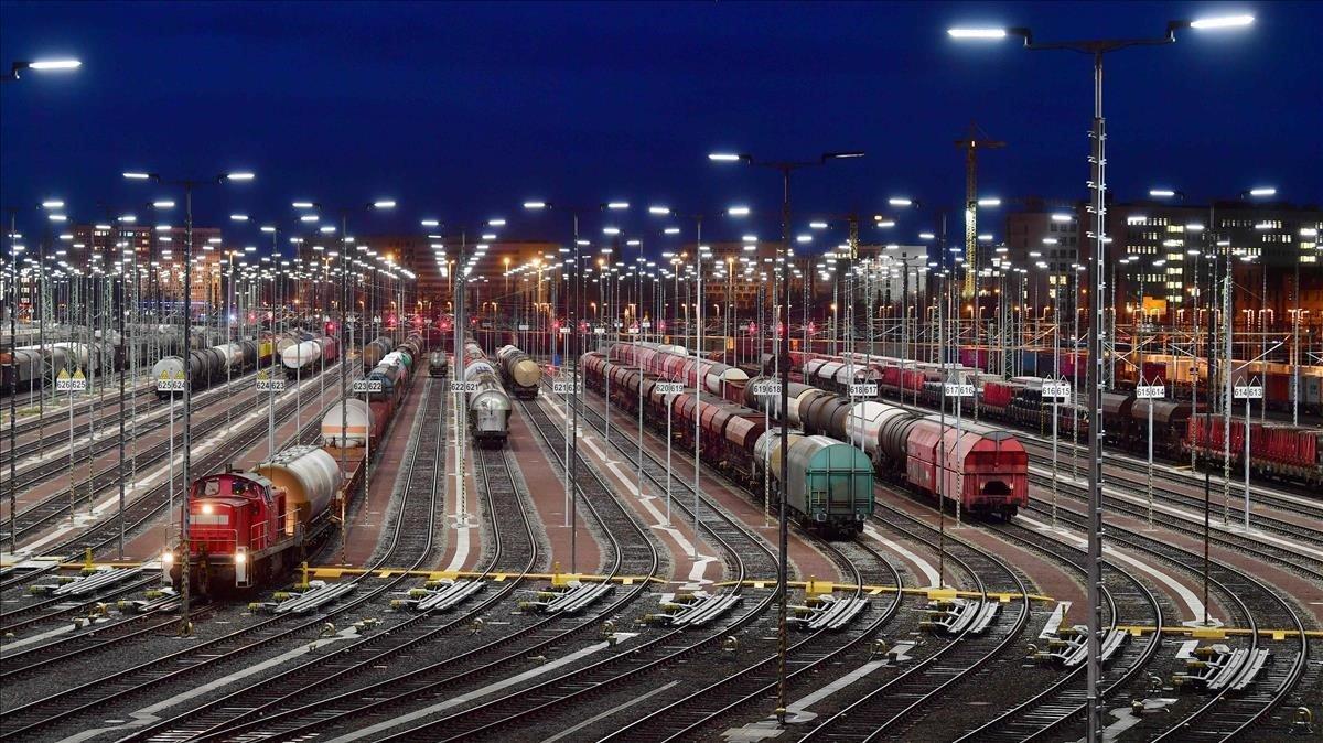 Trenes en la estación central de Halle Saale en Alemania, donde los ferroviarios se encuentran en huelga.