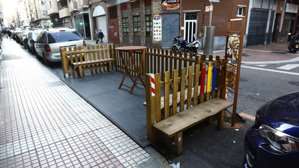Terraza en calzada en Zaragoza.