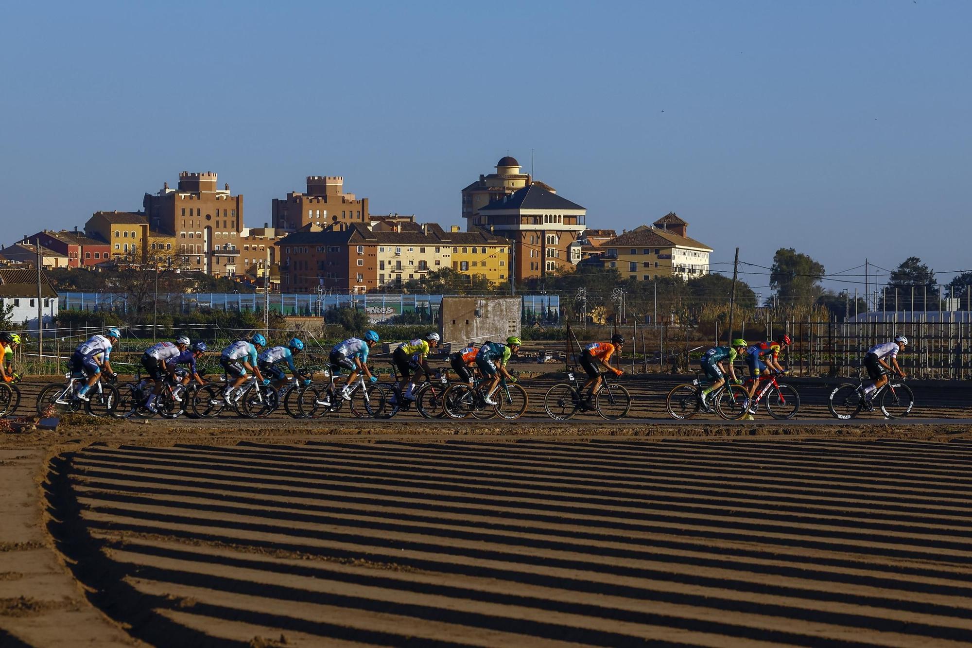 Competidores durante la Vuelta Ciclista a la Comunitat Valenciana 2024