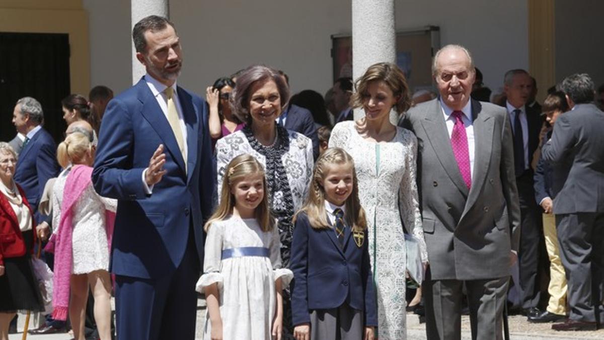 Los reyes Felipe y Letizia, con su hijas y Juan Carlos y Sofía, en la comunión de Leonor, el pasado mayo.
