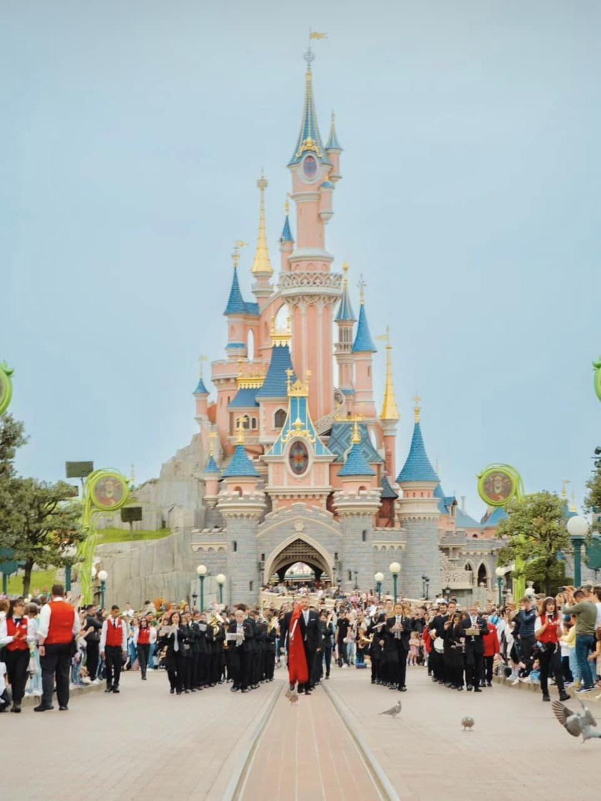 Desfile de la banda de Alboraia en Disneyland