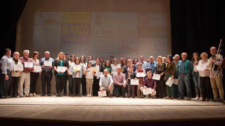 Los premiados en el XX Concurso de Canción Asturiana de San Martín del Rey Aurelio.