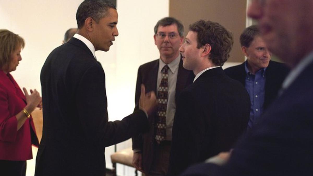 Barack Obama saluda a Mark Zuckerberg en un encuentra con magnates de internet, en febrero del 2011 en San Francisco.