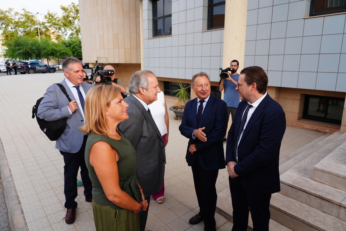 Jordi Hereu visita la sede de la patronal cerámica