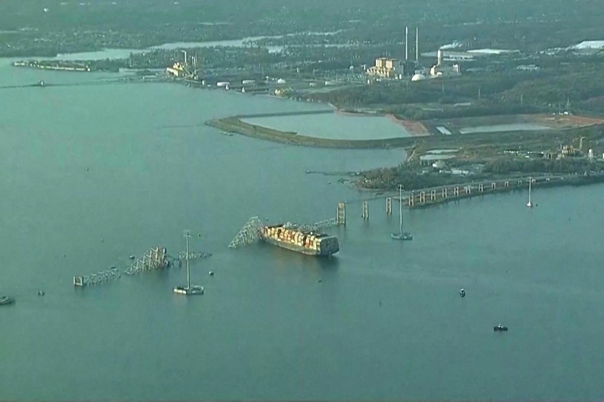 Un barco carguero  impacta contra el puente Francis Scott Key en Baltimore