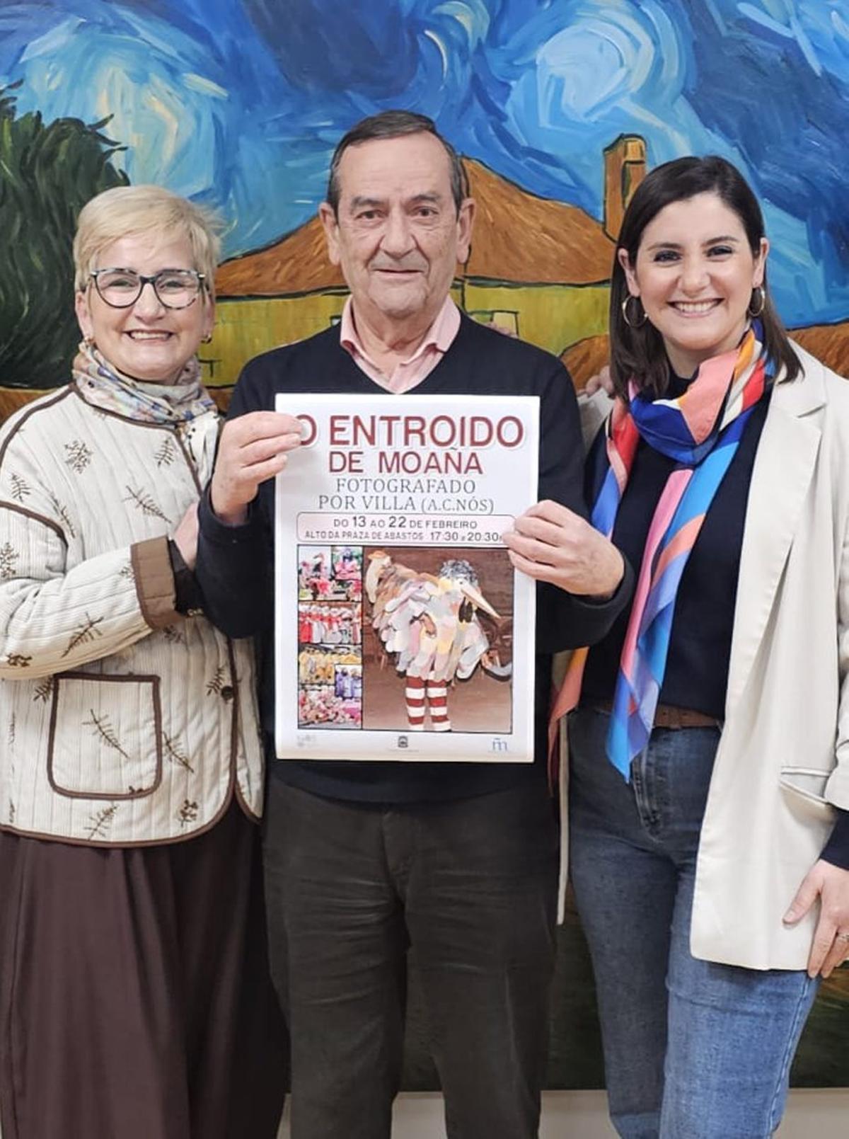 Xosé Carlos Villaverde,  coa alcaldesa (dereita) e a edil de Cultura. | S.Á.