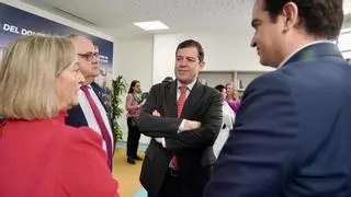 El presidente de Castilla y León anuncia que las unidades del dolor crónico también llegarán al medio rural