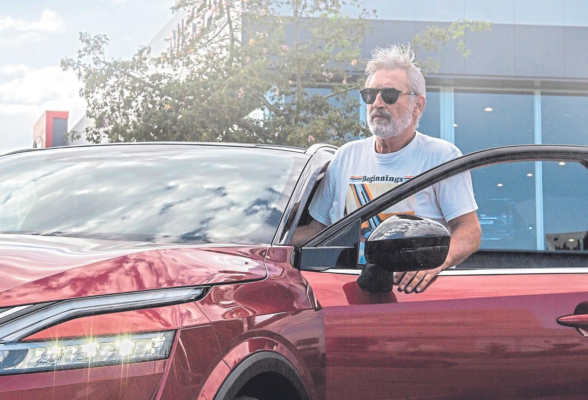 El Periodista Pepe Barba junto a un coche.