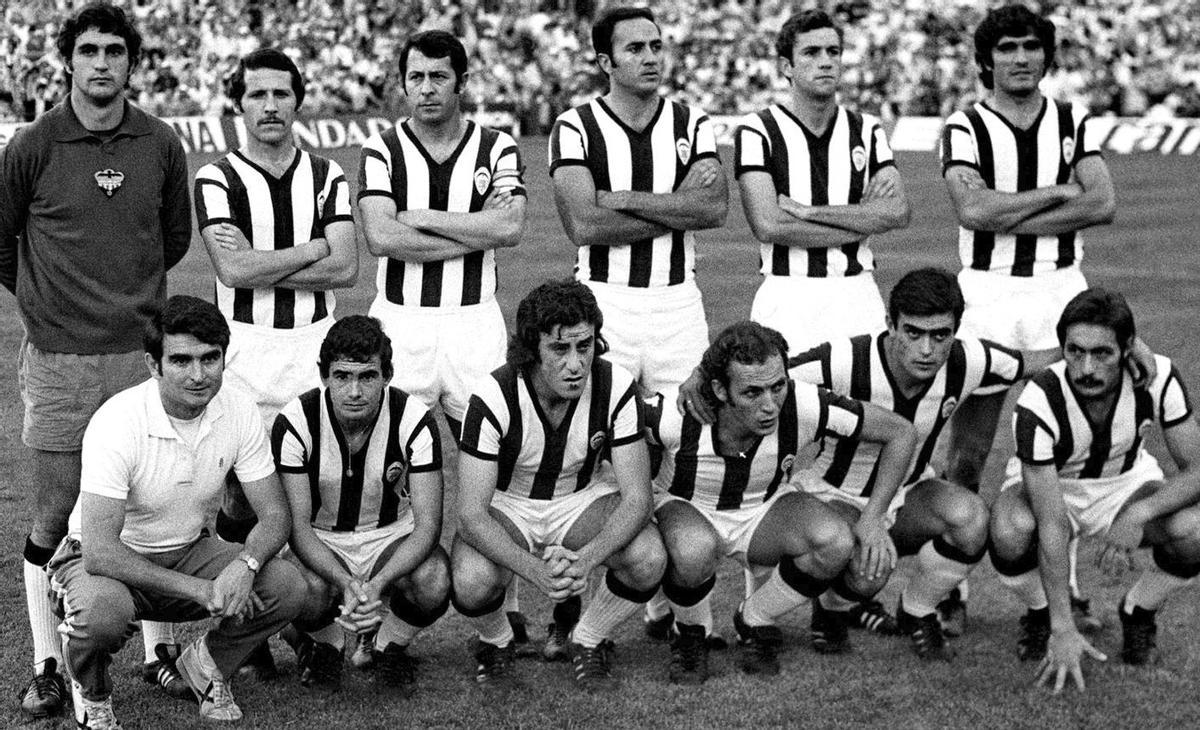 Cela, tercero por la izquierda de pie, en un equipo inicial del Castellón con Vicente del Bosque entre otros.  | CASTELLÓN