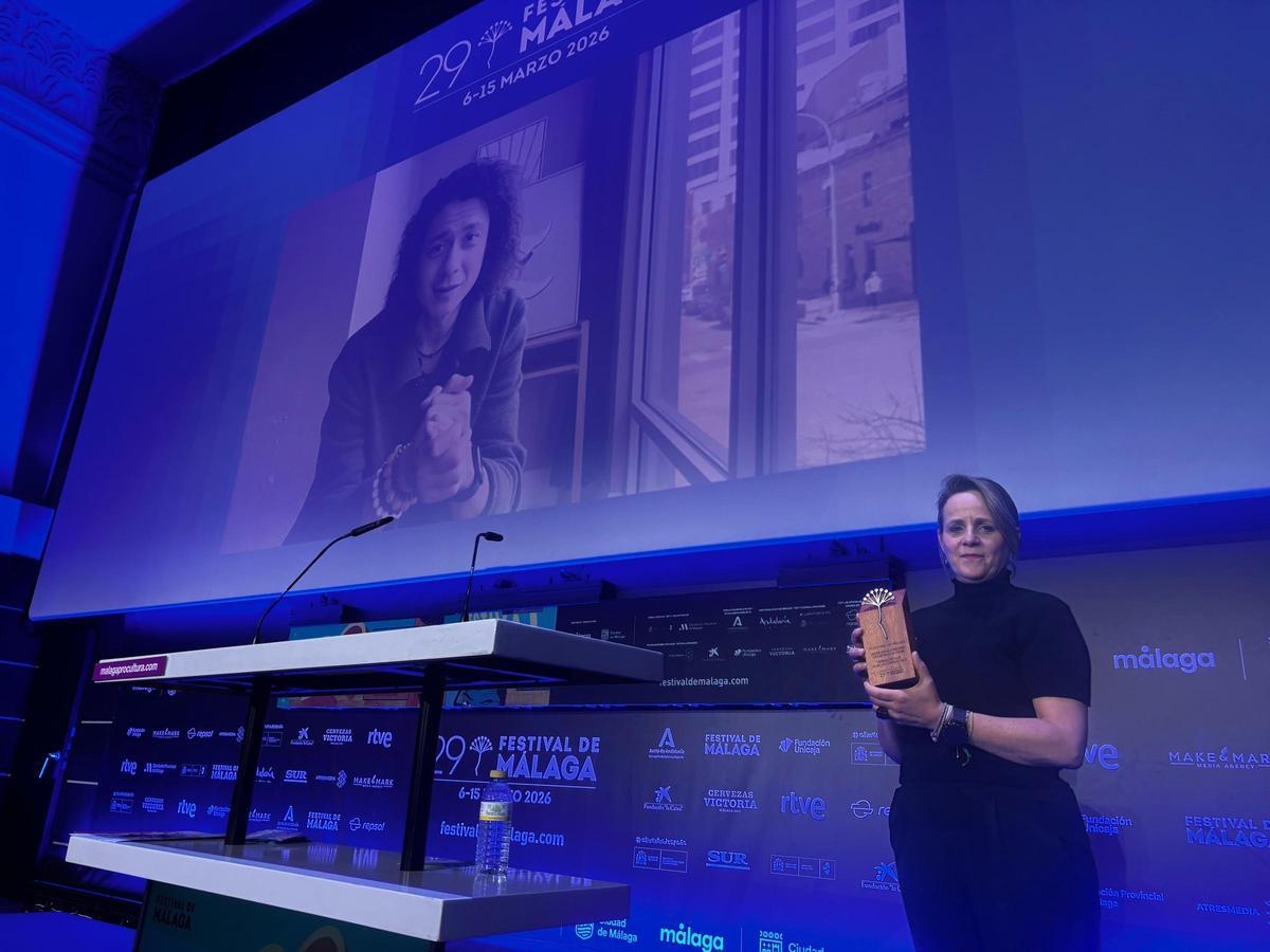 Joecar Hanna agradece la Biznaga de plata en el Festival de Málaga por su cortometraje 'Talk me'