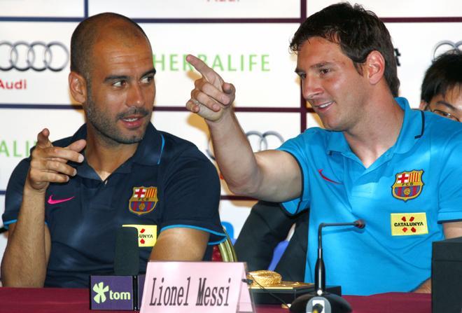 13. Pep y Messi en una rueda de prensa