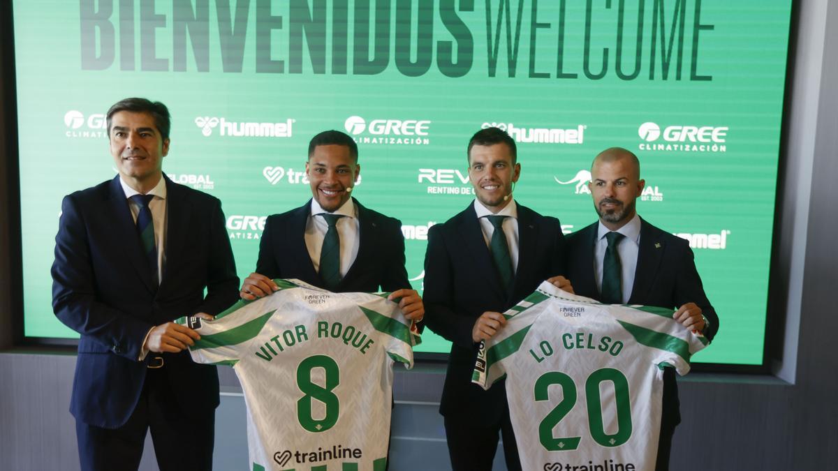 Los jugadores Giovani Lo Celso y Vitor Roque posan durante su presentación como nuevos jugadores del Real Betis en la Ciudad Deportiva Luis del Sol, acompañados por el presidente Ángel Haro y el director deportivo Manu Fajardo, este lunes.