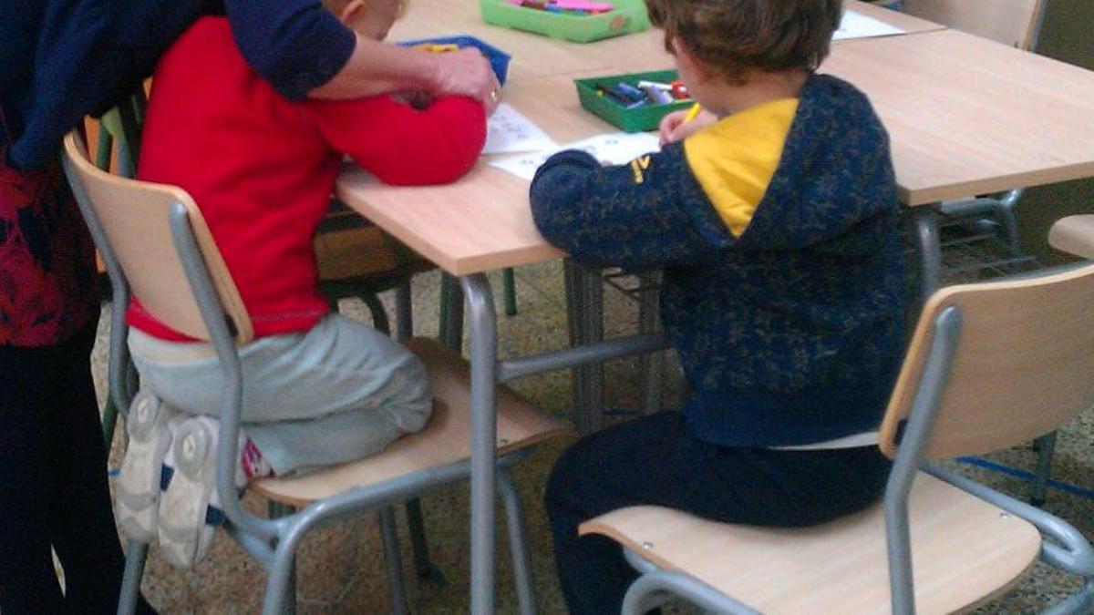 Dos niños, en un colegio.