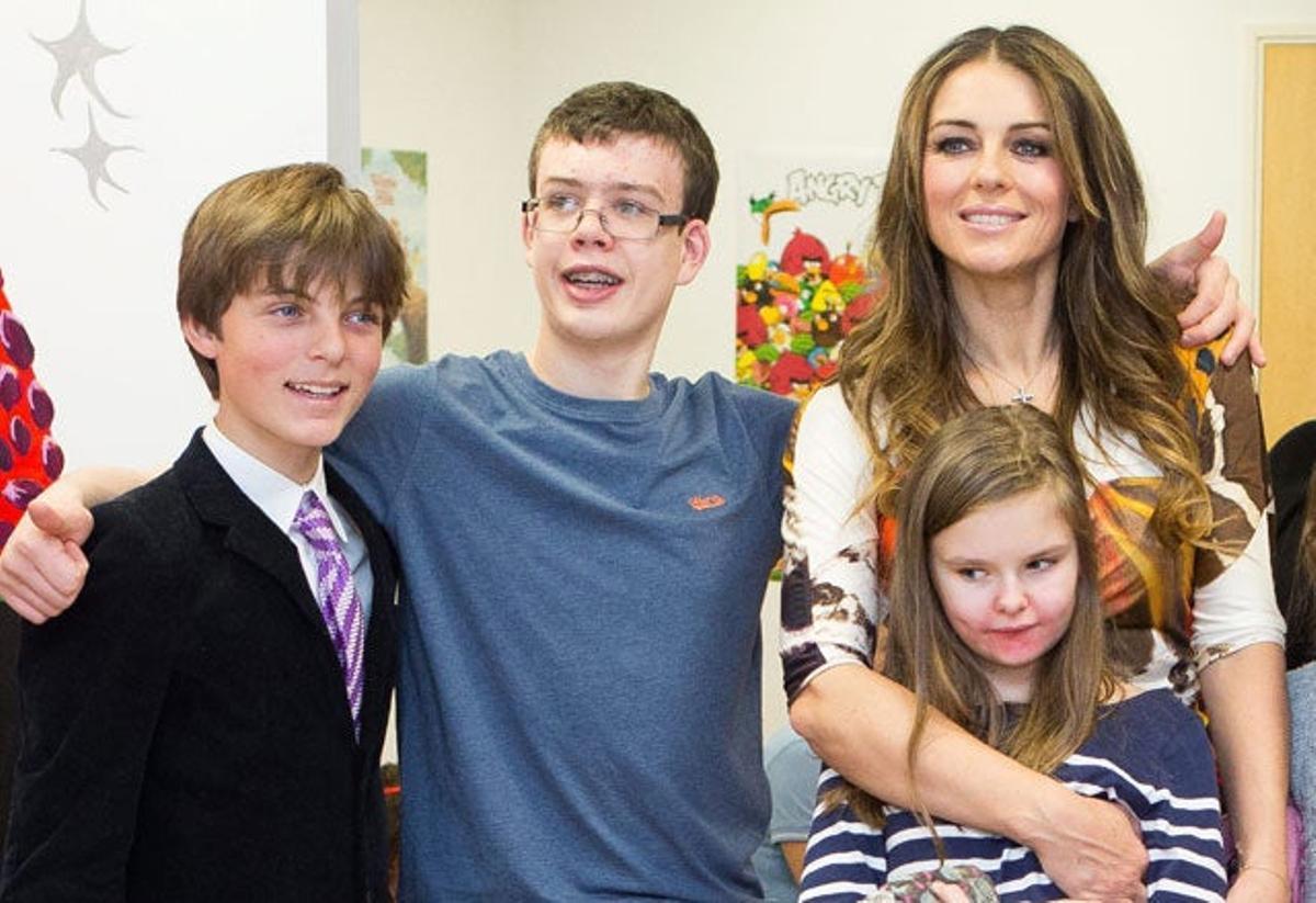 Elizabeth Hurley y su hijo Damian inauguran un centro para discapacitados