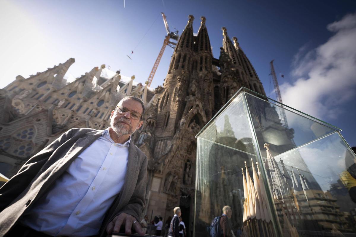 Jordi Faulí, a los piés de la Fachada del Nacimiento y, a la izquierda, la Torre de Bernabé.