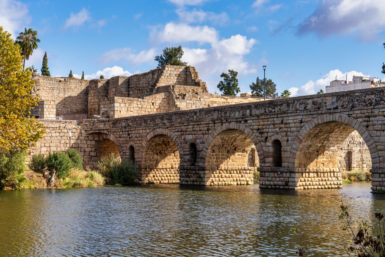 El Puente Romano con la Alcazaba de fondo, dos hitos monumentales de la vieja Emérita Augusta, en España