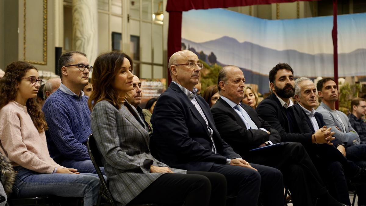 Asistentes al acto de presentación en el Salón de Cristal