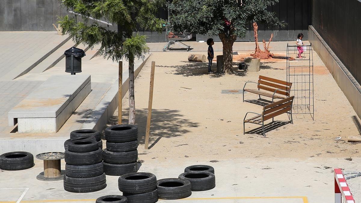 Patio de la escuela Els Encants, en el Eixample, junto a la que se está construyendo la guardería del mismo nombre.