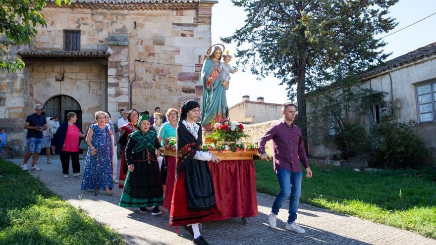 Tardobispo celebra su ofertorio con ramo y rosca