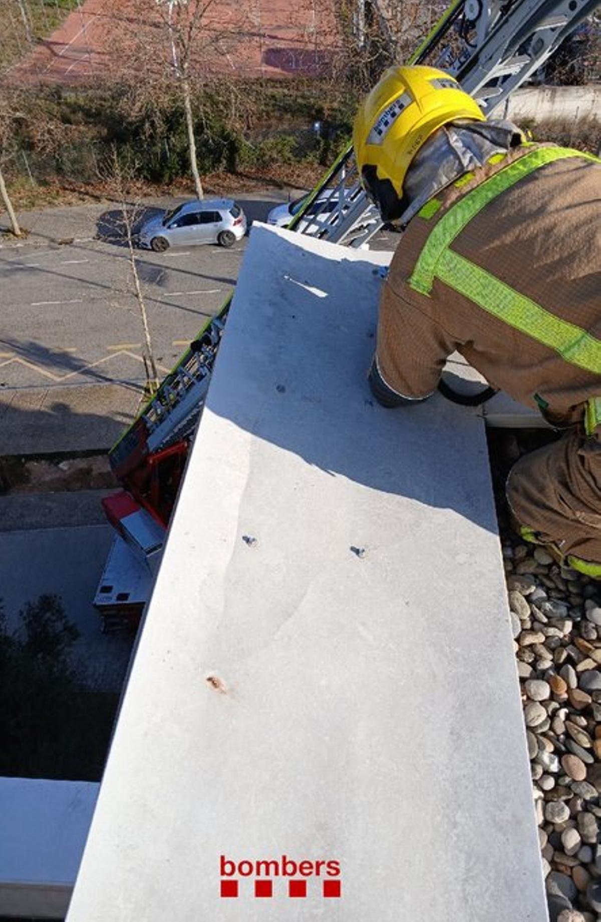 Un bomber en una actuació pel vent a Salou, aquest matí