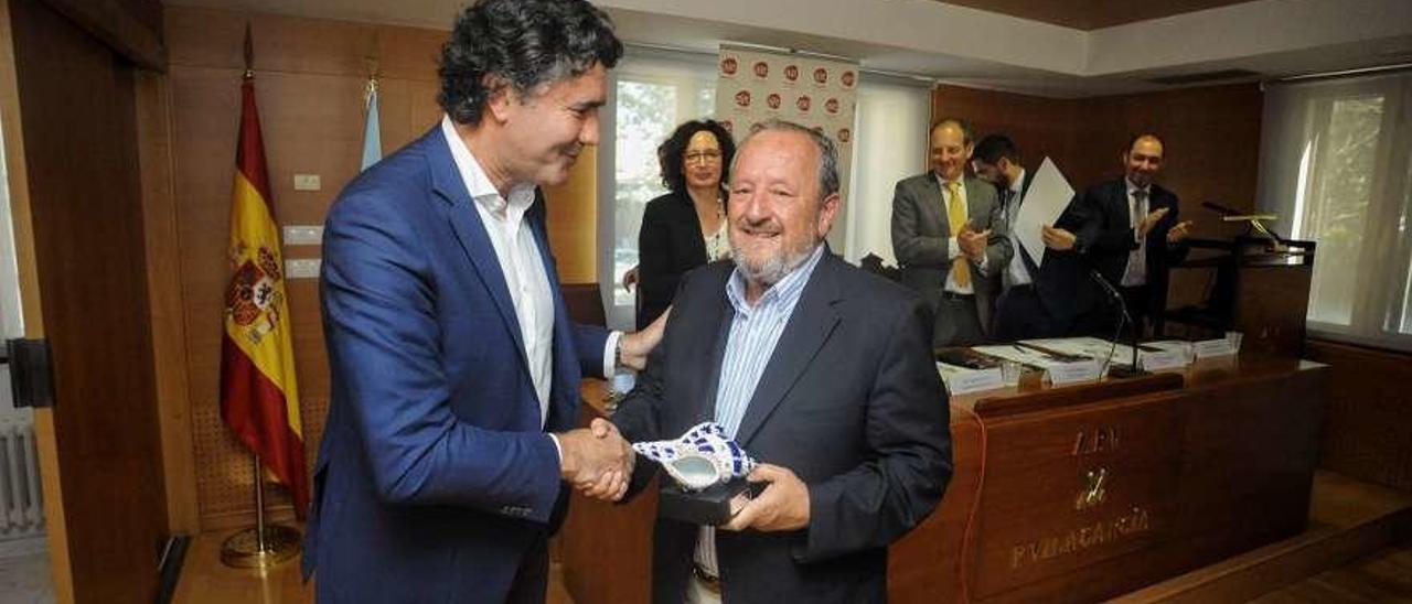 José Luis Vilanova entrega el premio honorífico a Julio Carrasco. // Iñaki Abella