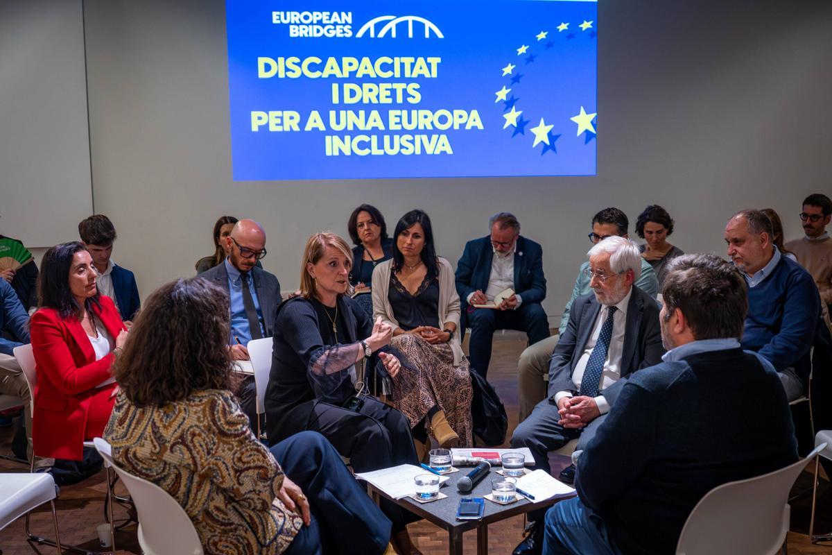 European Bridges: 'Discapacidad y derechos para una Europa inclusiva'. En el centro Rosa Estaràs, eurodiputada balear del PP y Xavier Puigdollers, presidente de la comisión de los Derechos de las Personas con Discapacidad del ICAB