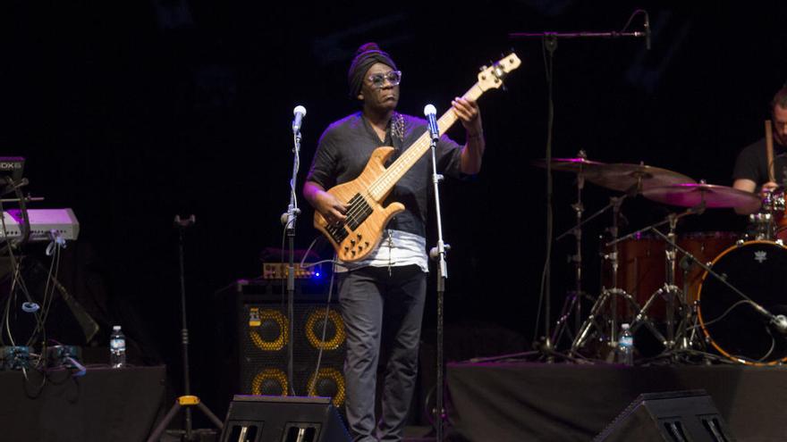 El camerunés Richard Bona, al bajo