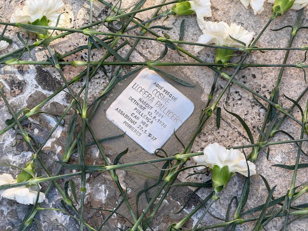FOTOS | Pollença coloca 27 piedras de la memoria, en imágenes