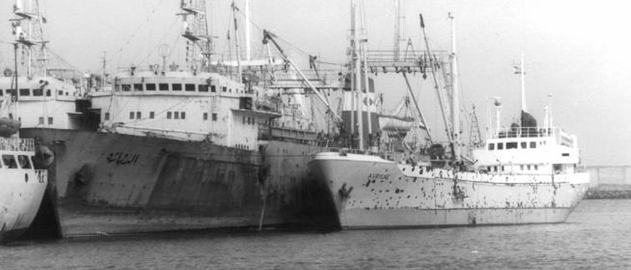 El &#039;Aurigae&#039;, a la derecha, abarloado a otros buques en uno de los muelles del Puerto de La Luz en el verano de 1986.