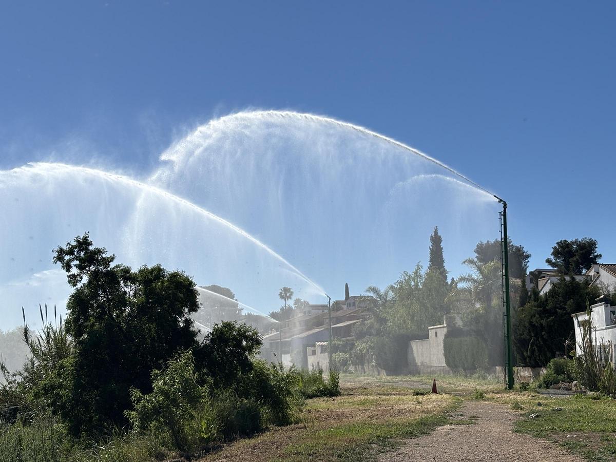 Los cañones de agua activados en las inmediaciones de la urbanización Masia de Traver de Riba-roja.