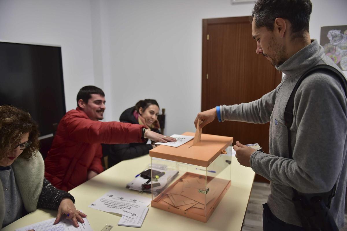 Fotogalería | Elecciones en Extremadura: Así votan este 21D en Jarilla y Villar de Plasencia