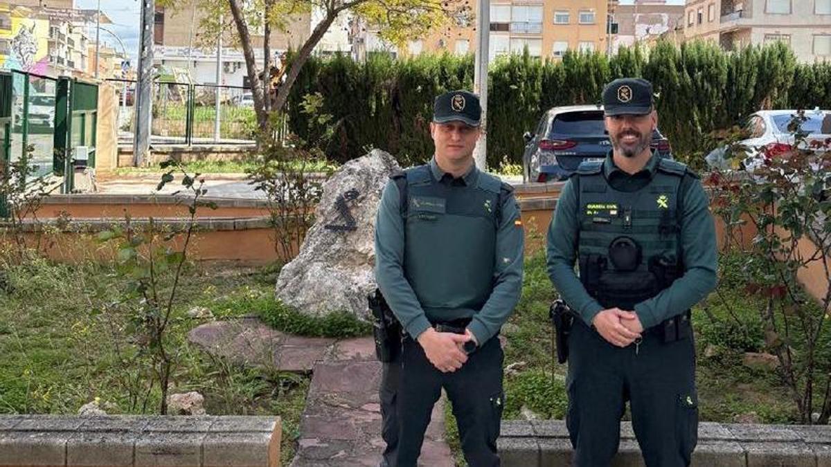 Los dos agentes.