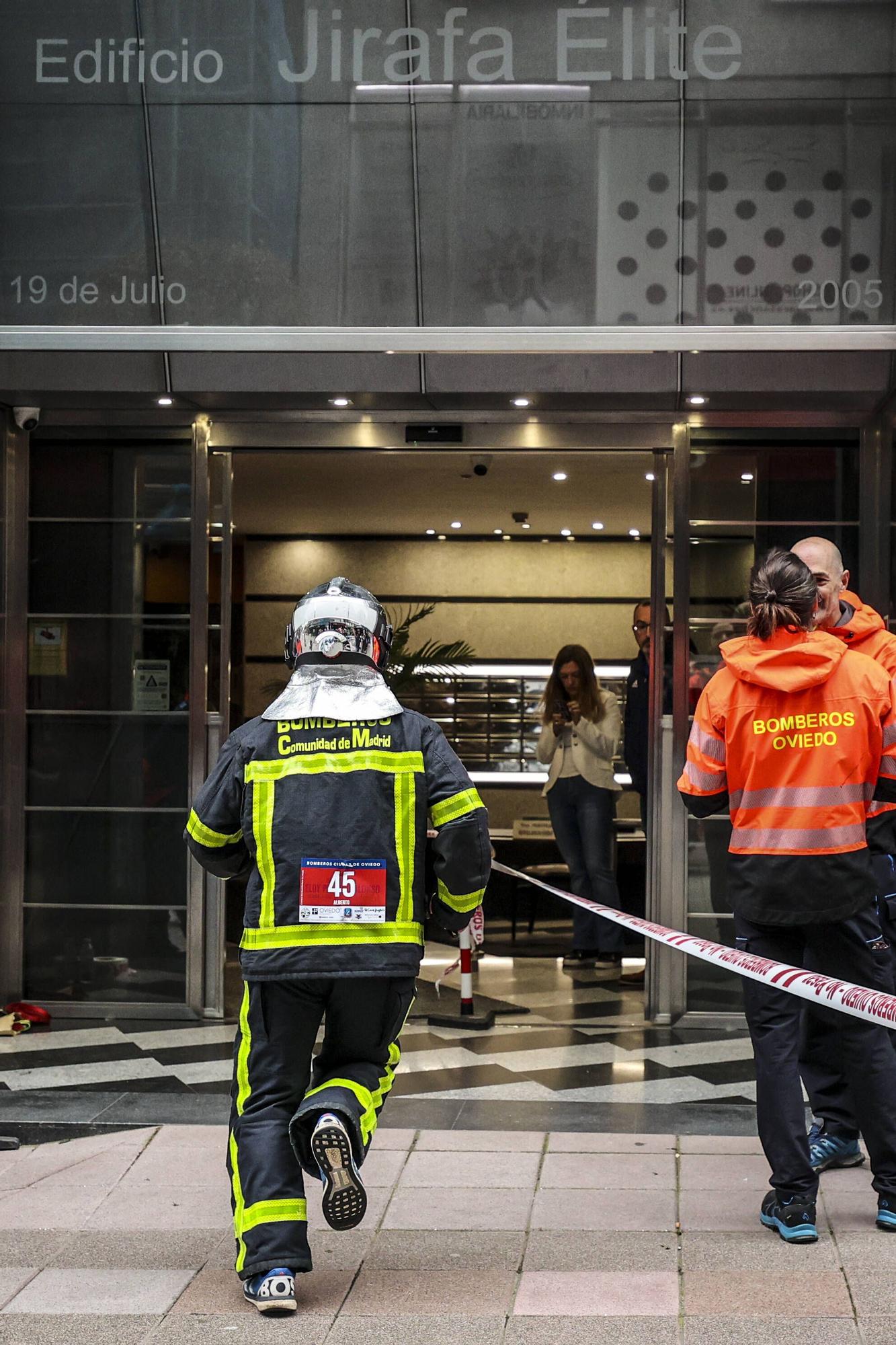 El espíritu de Eloy Palacio toma el centro de Oviedo ocho años después del incendio Uría