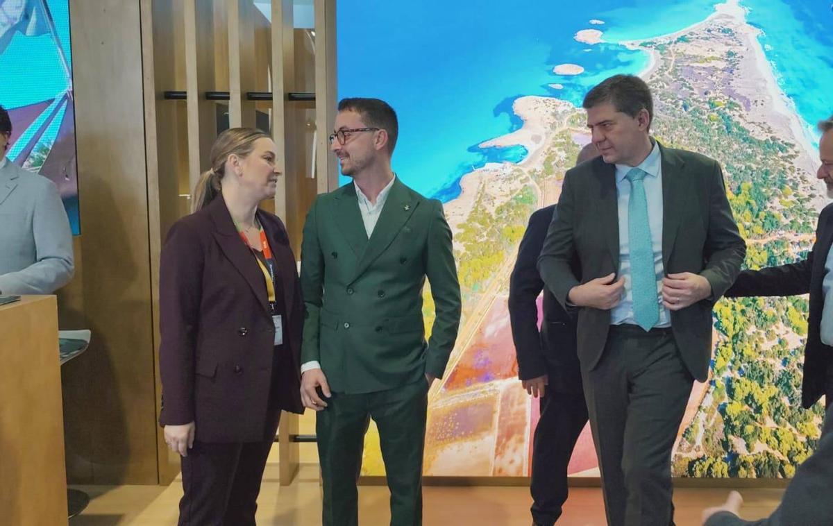 Marga Prohens junto a Artal Mayans en el puesto de Formentera en el estand de Balears. | J.M.L.R.